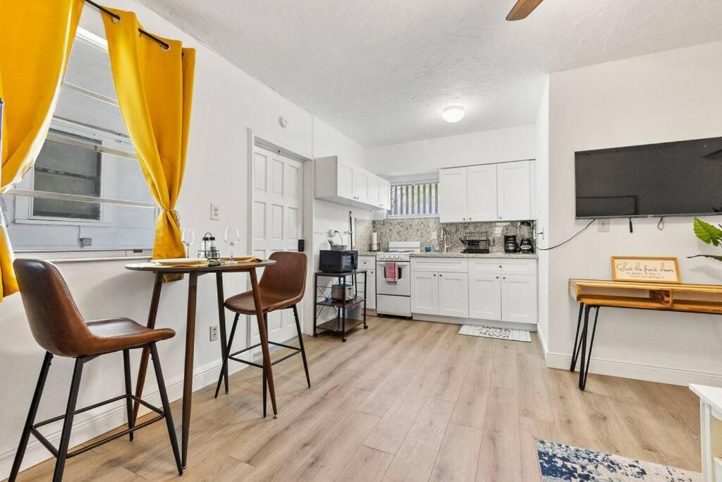 Intimate Casita Mia Minutes Away From Airport, Calle 8, Brickell, Coral Gables, The Beach And More! Miami Exteriör bild